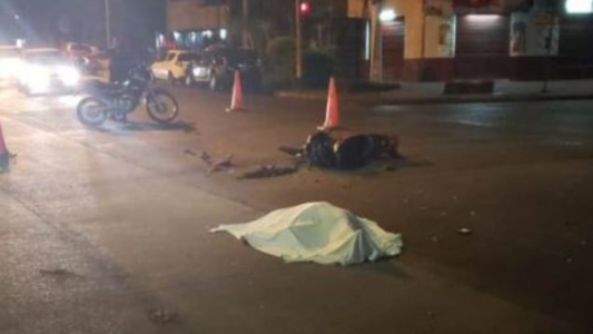 Video: motochorros huían de la policía de contramano y chocaron contra un colectivo