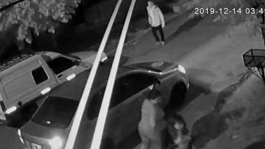 Delincuente se cuelga de la ventanilla del auto para robar al remisero