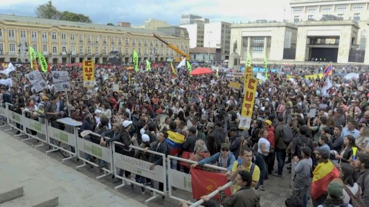 Colombianos protestan contra proyecto de reforma tributaria del gobierno