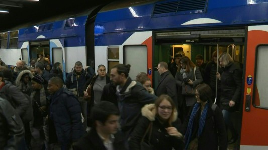 Tras 12 días de huelga de transporte, se podría paralizar Francia en Navidad