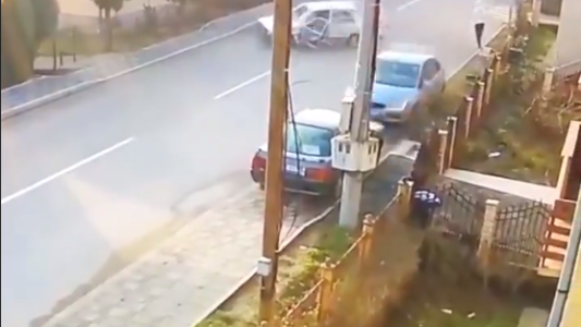 Un joven se salva por centímetros de ser arrollado por dos autos