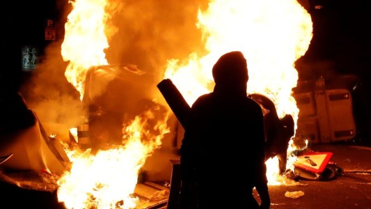 Fuego y heridos en las calles de Barcelona tras el clásico con Real Madrid
