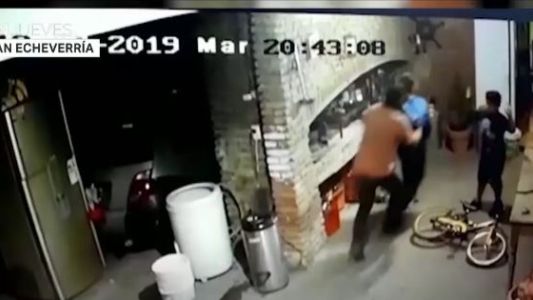 Un nene jugaba en su casa cuando entraron a robar: levantó las manos y se hizo pis