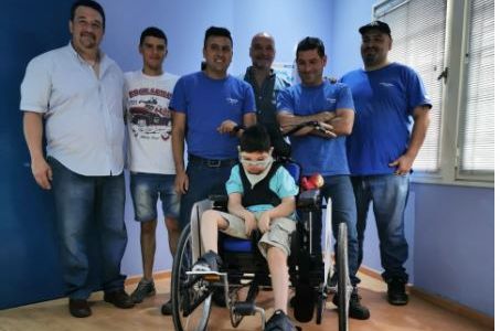 Alumnos de una escuela técnica entregan una tricicleta a un nene con discapacidad motriz