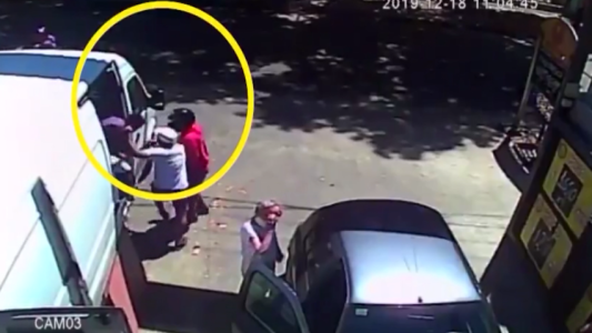 Así actúan los motochorros en Merlo