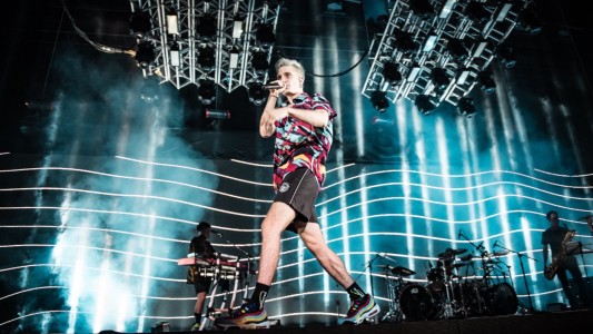 Wos cerró su gran año en el Luna Park con Ca7triel, Acru y su papá en el escenario