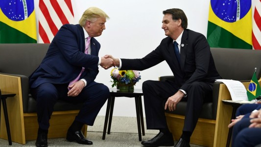 Tras una charla "genial", Bolsonaro dice que Trump levantará los aranceles al acero de Brasil
