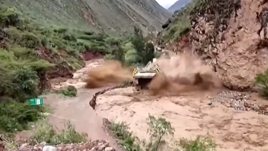 El momento en que se derrumba un puente por las lluvias