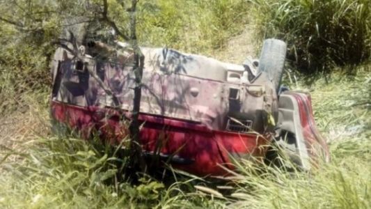 Un auto chocó contra una alcantarilla: un muerto y cuatro heridos