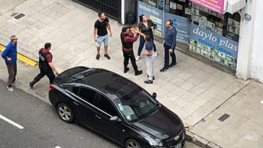 Policía héroe: atajó a un nene con Síndrome de Down que se cayó de un primer piso