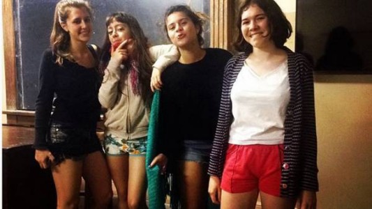 Las chicas reclaman que las dejen entrar en short al Nacional Buenos Aires