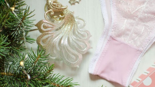 Tradición de las fiestas: cuándo y por qué se regala una bombacha rosa