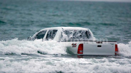Necochea: se metió 200 metros en el mar con su camioneta 4x4; tuvieron que rescatarlo