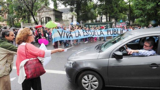 Abrazo simbólico a una escuela para que la Ciudad no ceda terrenos a la Iglesia
