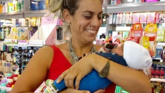 No tenía la plata para comprar un remedio para su bebé y “Mamá Noel” se lo regaló