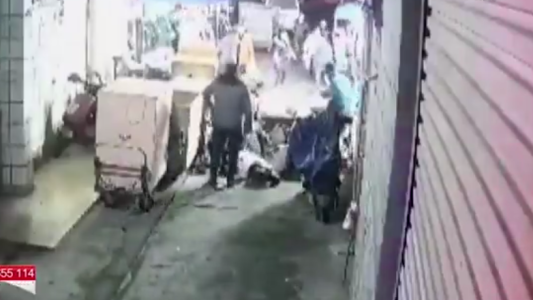 Peatones son tragados por una alcantarilla que se abre repentinamente