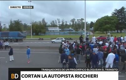 Trabajadores de un frigorífico cortan otra vez la Autopista Ricchieri
