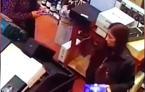 Así roban dos mecheras en una vinoteca de La Plata