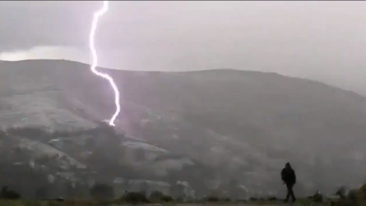 Candidato grababa un spot de campaña y le cayó un rayo