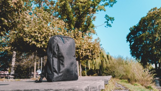 Regalo de Navidad: se olvidó una mochila con 16 mil euros en la calle y la recuperó