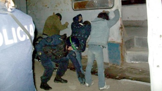 Detuvieron a dos jóvenes por tirar piedras a un colectivo y herir a una pasajera