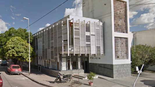 Tres presos se escaparon caminando por la puerta principal de una comisaría