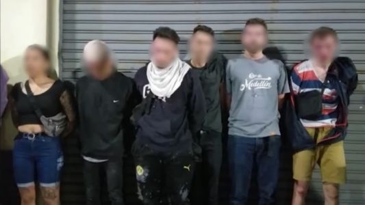 Vandalizaron vagones y golpearon a empleados del subte: 11 grafiteros detenidos
