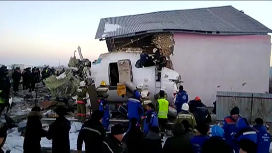 Tragedia aérea deja al menos 14 muertos en Kazajistán