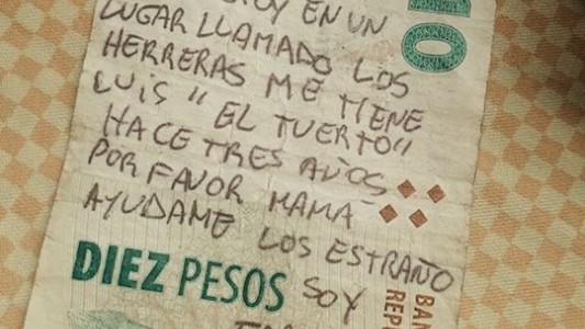 Investigan un pedido de ayuda en un billete de $10