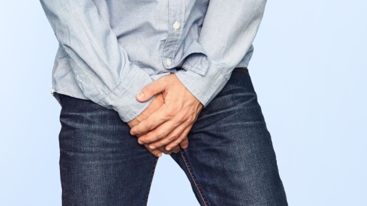 Lo mordieron durante el sexo, no fue al hospital y terminó con el pene negro