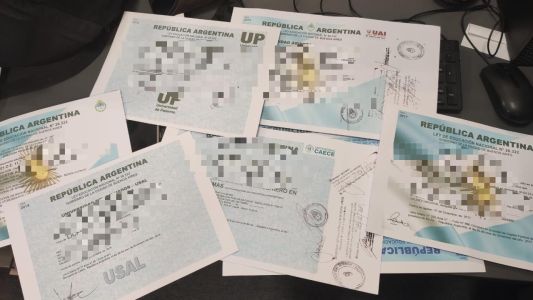 Tres detenidos por vender títulos secundarios y universitarios truchos