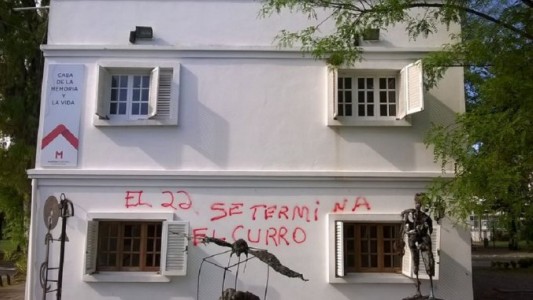 Repudian pintada en la Casa de la Memoria de Morón