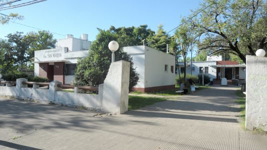 Atropelló al ex novio de su pareja, le robó el teléfono celular y escapó