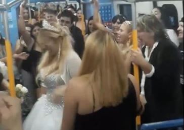 Tren Sarmiento: se casaron camino a Moreno y celebraron con los pasajeros
