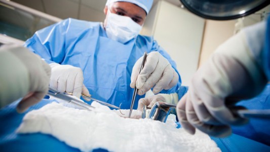 Su novia le mordió el pene y tuvo que ir al médico porque se le estaba pudriendo