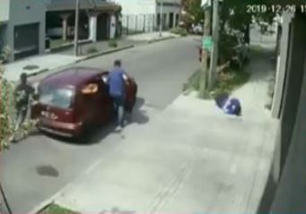 Video: golpean a una jubilada y la tiran al piso para robarle en Haedo