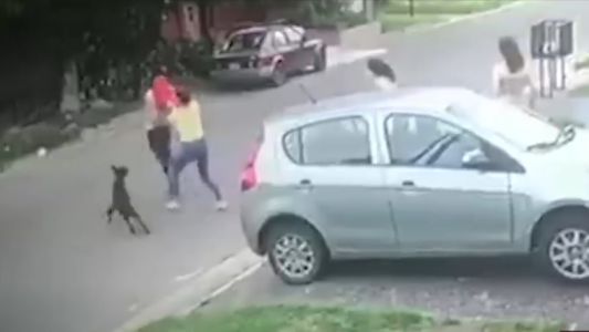 Video: entró a robar a una casa de Los Hornos y tres mujeres le dieron una paliza