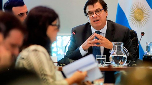 El Gobierno prepara un aumento por decreto para trabajadores públicos y privados