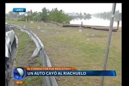 Rescataron a un hombre que volcó con el auto y cayó al Riachuelo