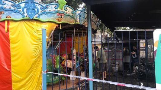 Incendiaron una calesita en Valentín Alsina y Los Leales están ayudando a reconstruirla
