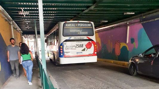 Un colectivo de la línea 136 se quedó trabado en un túnel