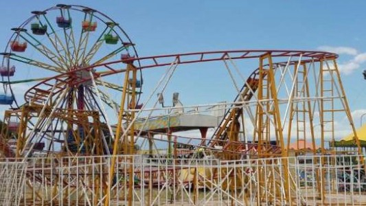 Padre e hijo quedaron colgando de una montaña rusa en La Rioja