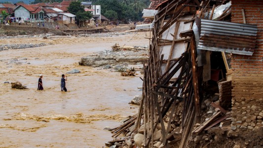 Inundaciones en Indonesia dejan 60 muertos y decenas de miles de personas sin hogar
