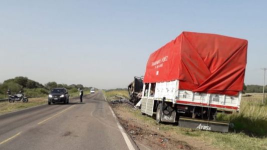 Le disparó y la arrojó del auto: al escapar, chocó de frente y murió calcinado