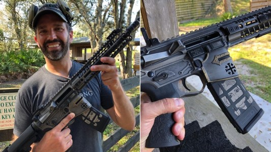 El polémico rifle del hijo de Trump: Cruz de las Cruzadas y dibujo de Hillary Clinton