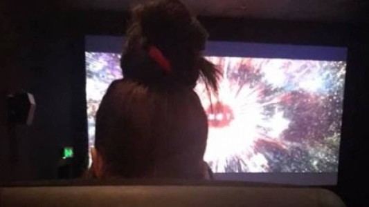 Queja viral: una mujer vio la mitad de la película por el peinado de otra espectadora