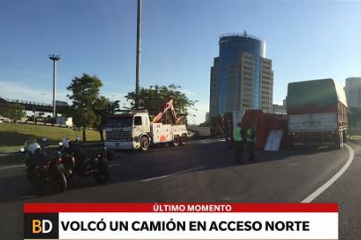 Volcó un camión en el Acceso Norte