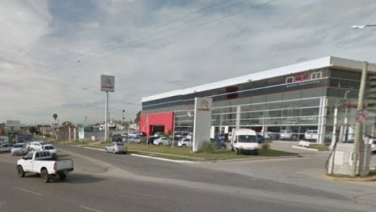 Simularon ser clientes y se robaron dos autos de una concesionaria