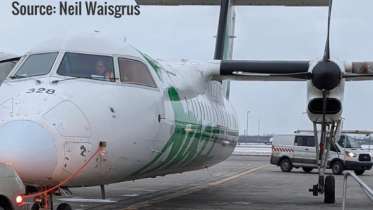 Video dramático: el momento en que se desprende una rueda durante el despegue de un avión