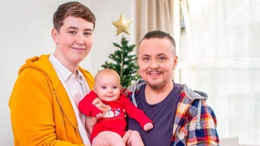 Un hombre trans dio a luz un bebé junto a su pareja, una mujer transgénero que se considera no binaria